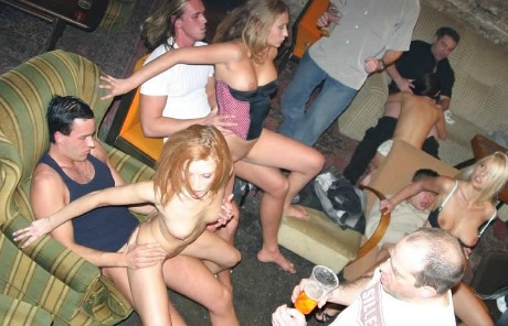 Diese Mädels Feiern Eine Geile Sex-Party.