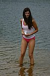 Mädchen baden nackt im See